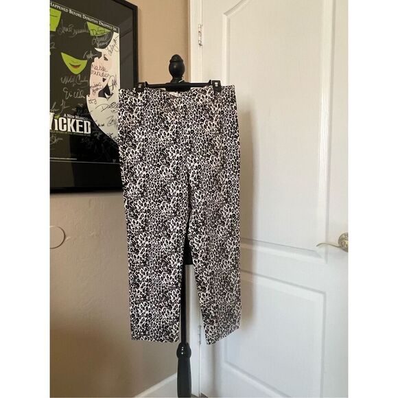 Van Heusen black and tan stretchy leopard print capri pants - Picture 1 of 5